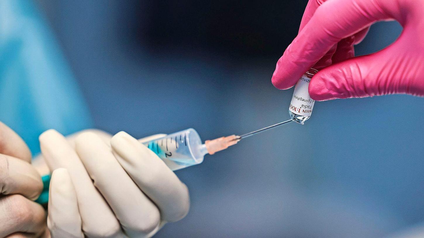 Eine OP-Schwester zieht im Operationssaal eine Spritze für eine Narkose auf. (Symbolbild).