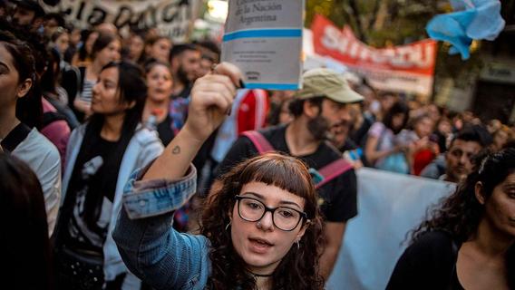 Sparkurs - Über eine halbe Million Argentinier protestieren