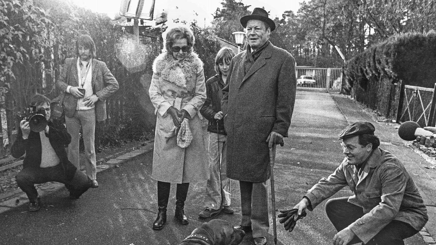 Bundeskanzler Willy Brandt und Familie werden beim Spaziergang von Günter Guillaume (r) begleitet.