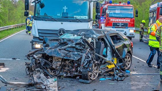 Tödlicher Verkehrsunfall in Franken: Pkw rast frontal in Lkw - 30-Jährige stirbt