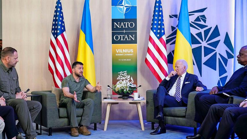 Der ukrainische Präsident Wolodymyr Selenskyj schreibt auf der Plattform X: "Diese Abstimmung stärkt Amerikas Rolle als Leuchtturm der Demokratie und als Führer der freien Welt."