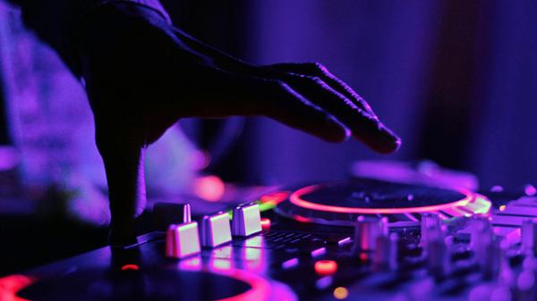 Dj Harry und Dj Micha legen am Samstag, 27. April, im Hirsch auf und spielen ab 21 Uhr 80er, 90er und 2000er. Der Eintritt der Veranstaltung kostet 10 Euro.