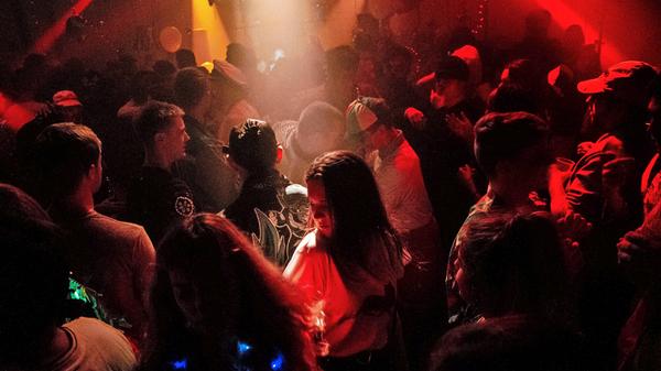 Am Samstag, 27. April, lädt das E-Werk alle Mamas ab 19.30 Uhr zum Feiern ein. Im Anschluss findet im Erlanger Club ab 23 Uhr die 2000er-Party statt.