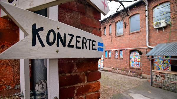 Bei freiem Eintritt geben sechs handverlesene Künstlerinnen und Künstler bei "Sing in" in der Kofferfabrik ihr Bestes. Beginn der Veranstaltung für Newcomer ist um 20 Uhr.