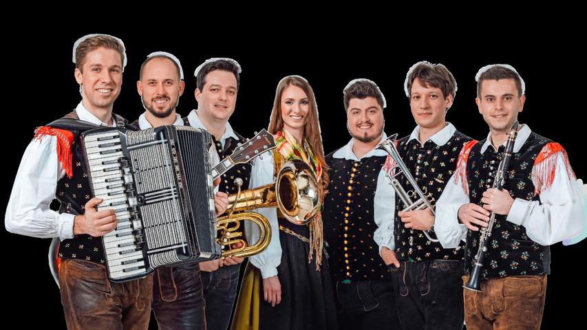 Musikalisches Gipfeltreffen in der Meistersingerhalle: Die Egerländer und Oberkrainer Musikanten kommen am Samstag nach Nürnberg. Die legendären Orchester, die erstmals gemeinsam auf Tour sind, performen ab 20 Uhr.