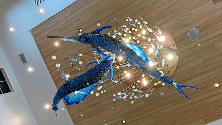 Zwei Segelfische aus Edelsteinen schmücken die Decke der Lobby des Hutchinson Shores Resort & Spa.