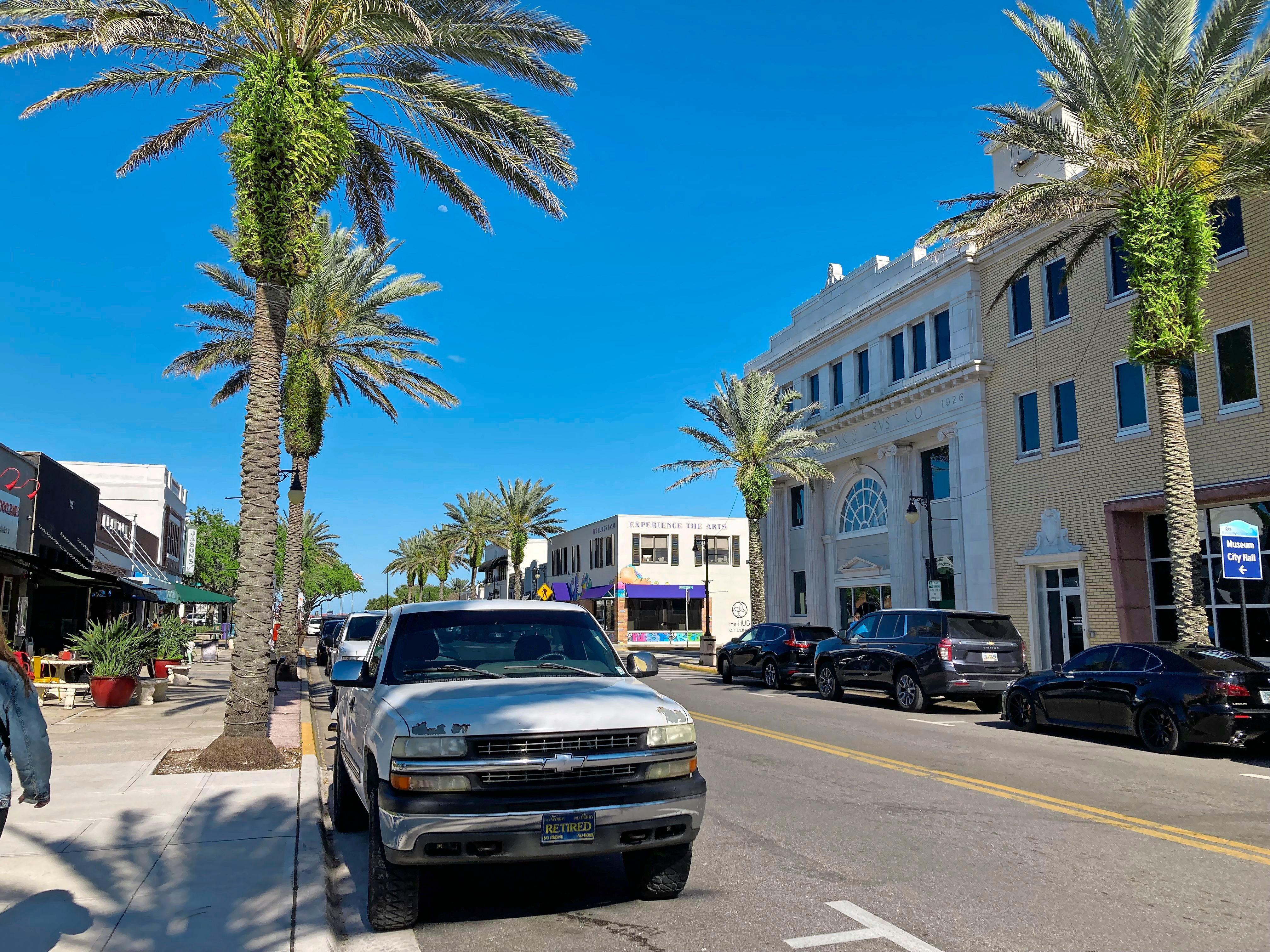 New Smyrna Beach befindet sich an Floridas Ostküste, auf halber Strecke zwischen Daytona im Norden und Cape Canaveral im Süden. In den palmengesäumten Straßen tummeln sich Städter, die hier ihren Zweitwohnsitz haben, Surfer und Schüler auf Spring Break.