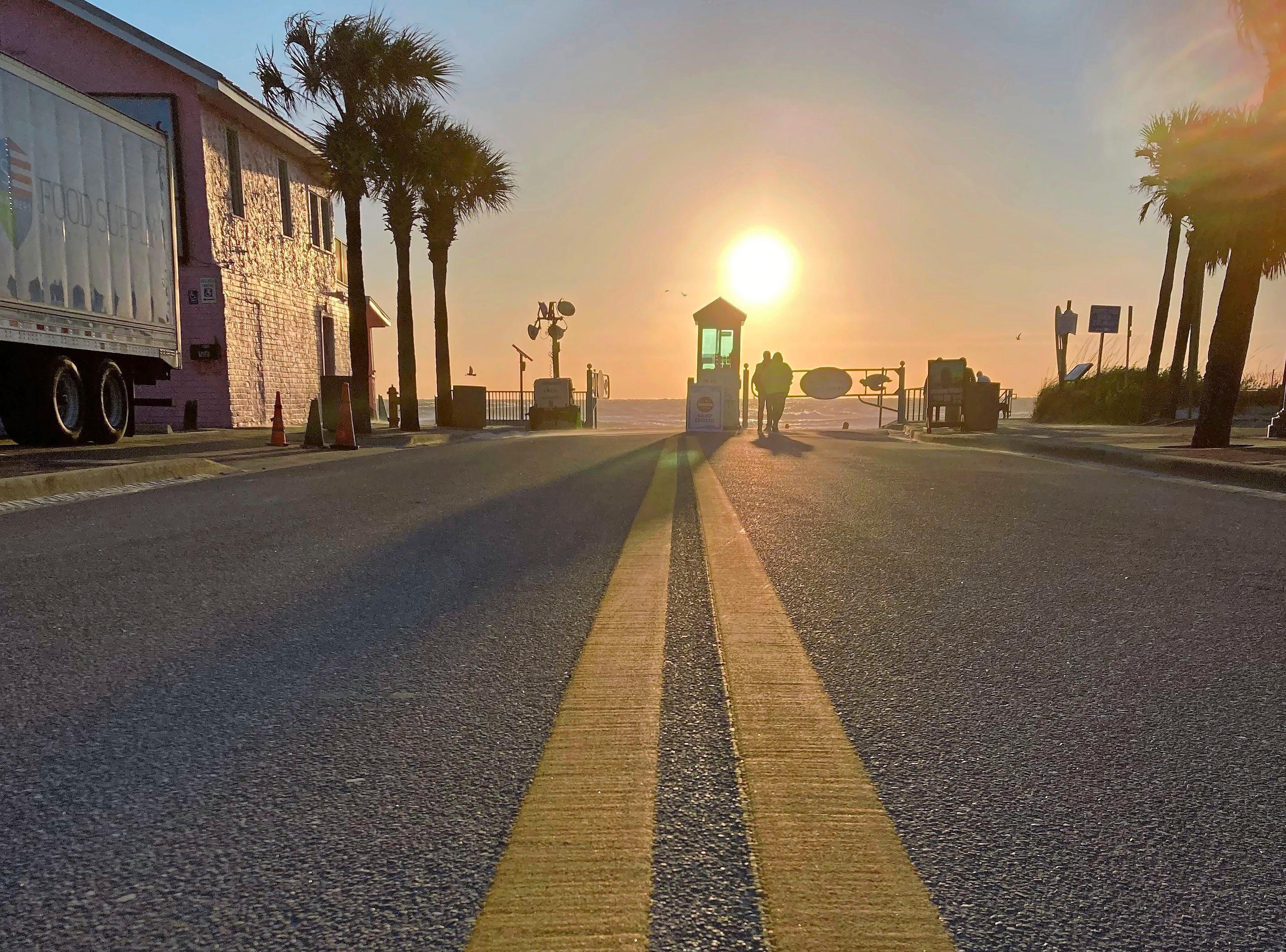 Der Jetlag lässt Besucher aus Deutschland sehr früh aufwachen - wer gleich nach draußen geht, wird belohnt: mit einem Sonnenaufgang.