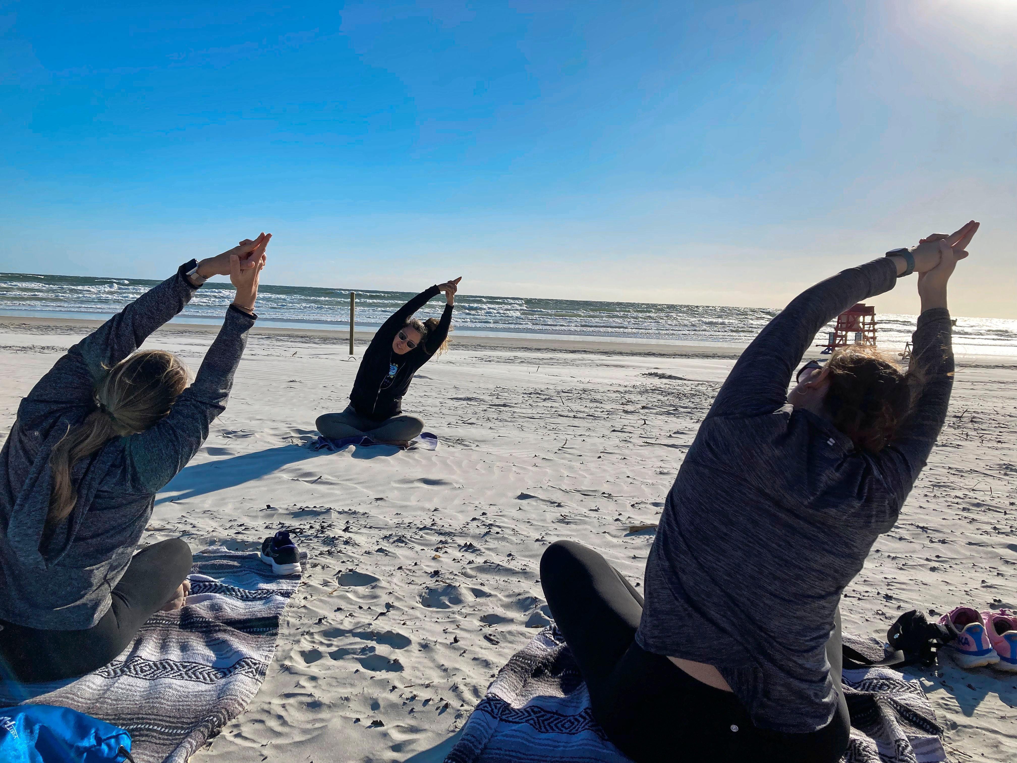 Auch an Aktivitäten fehlt es nicht: Wer will, kann Strand-Yoga mit Michele Benton von Om Sunshine machen oder sich im Surfen (Beyond the Waves bietet Anfängerkurse) versuchen.