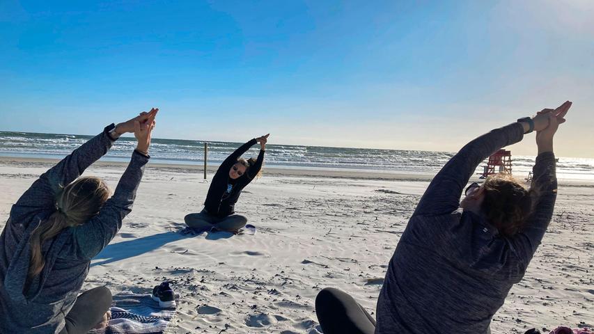 Auch an Aktivitäten fehlt es nicht: Wer will, kann Strand-Yoga mit Michele Benton von Om Sunshine machen oder sich im Surfen (Beyond the Waves bietet Anfängerkurse) versuchen.