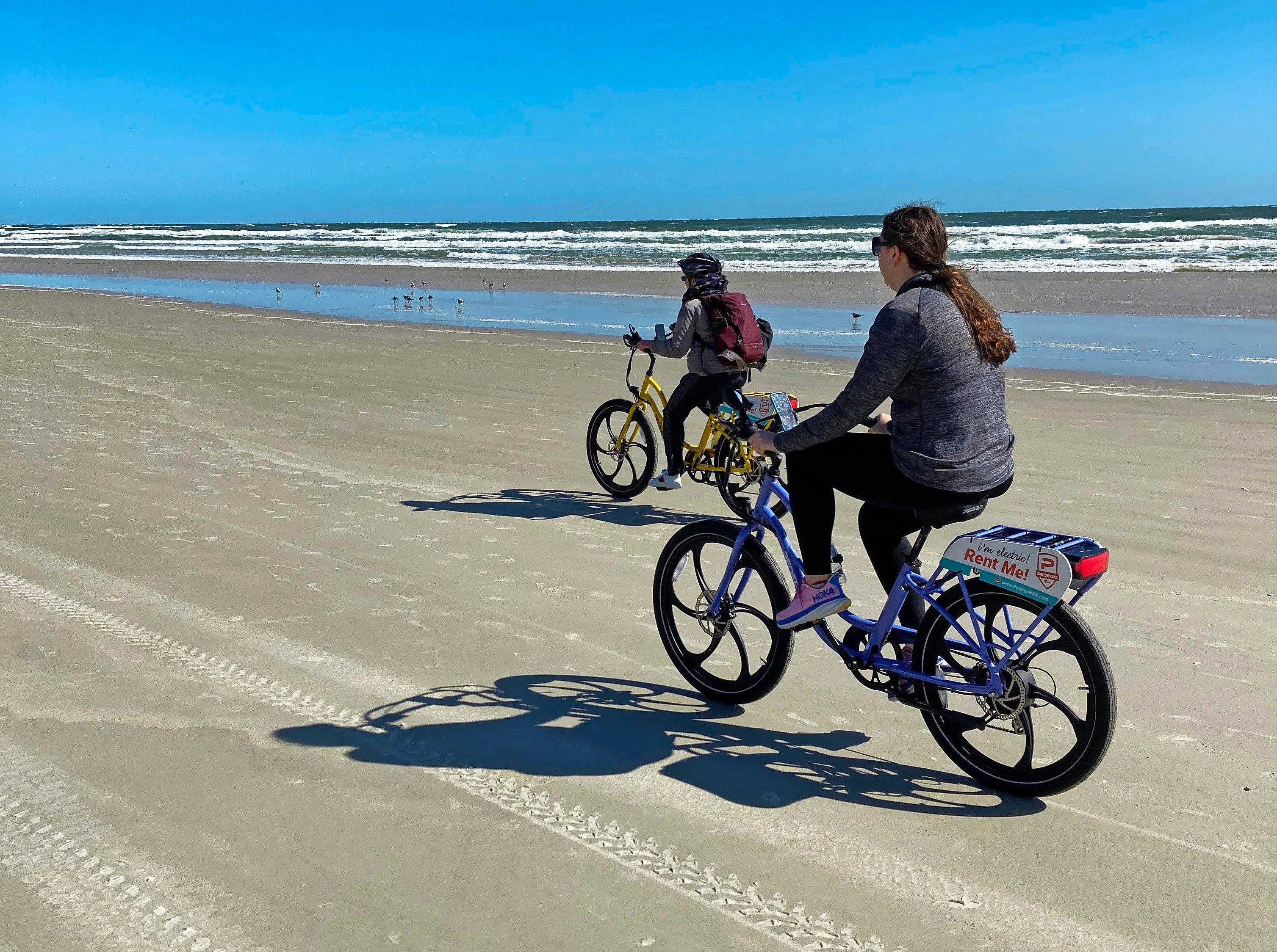 Fast wie Fliegen: Pedego Electric Bikes verleiht E-Bikes, mit denen sich über den Strand brausen lässt. Doch Vorsicht: Es gilt ein Tempolimit von 10 Meilen, also 15 Kilometer pro Stunde.