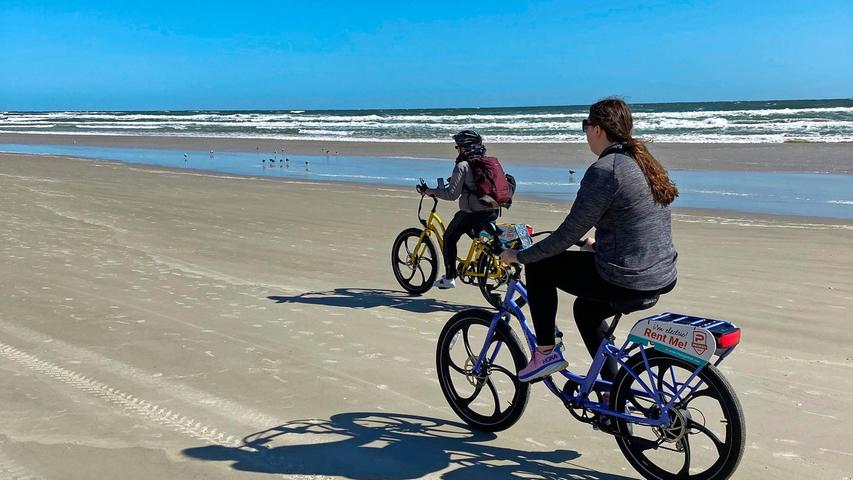 Fast wie Fliegen: Pedego Electric Bikes verleiht E-Bikes, mit denen sich über den Strand brausen lässt. Doch Vorsicht: Es gilt ein Tempolimit von 10 Meilen, also 15 Kilometer pro Stunde.