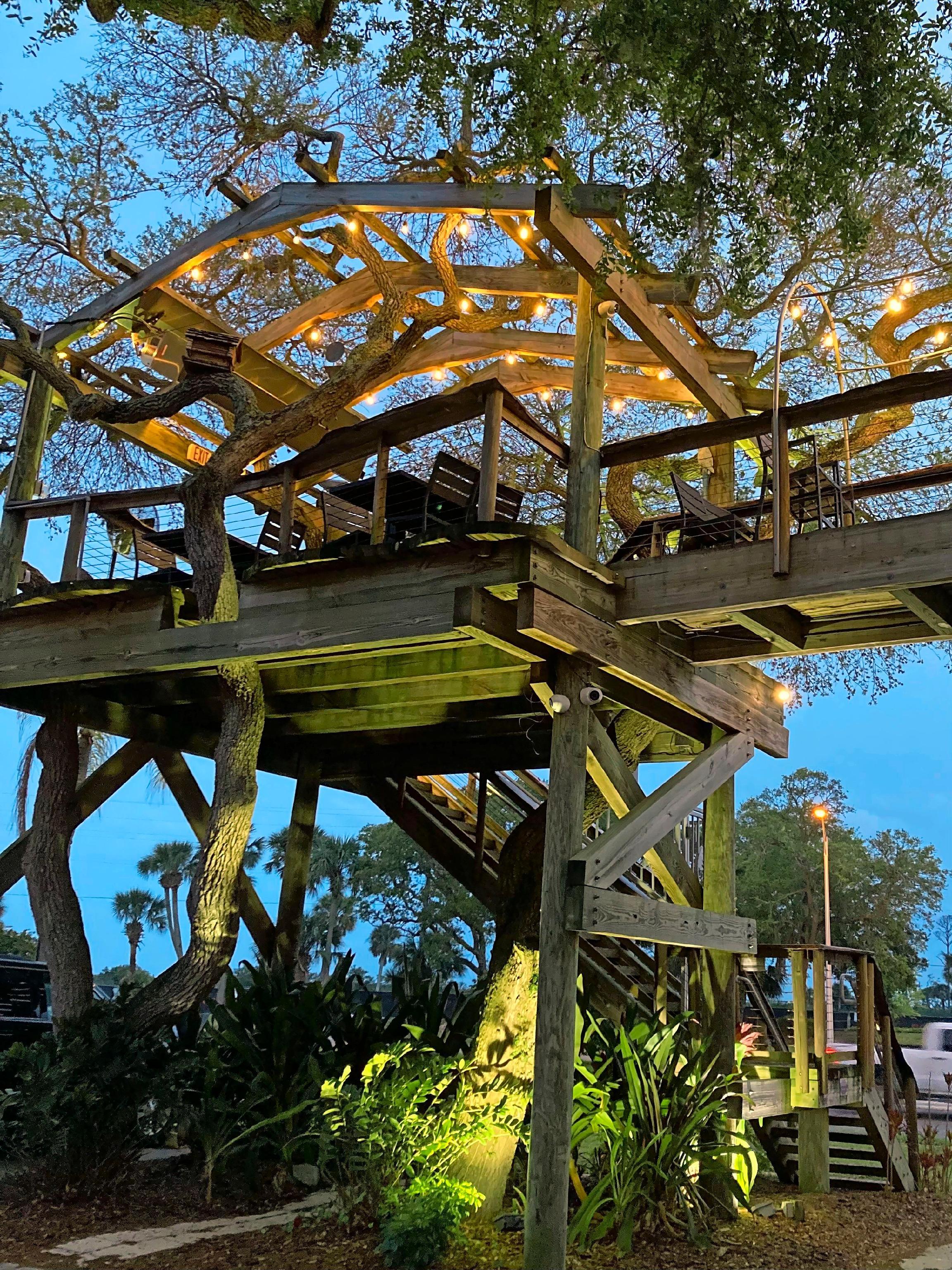 Norwood‘s Treehouse verdankt seinen Namen der Baumhaus-Bar, in der die Cocktails unter Baumkronen ausgeschenkt werden.