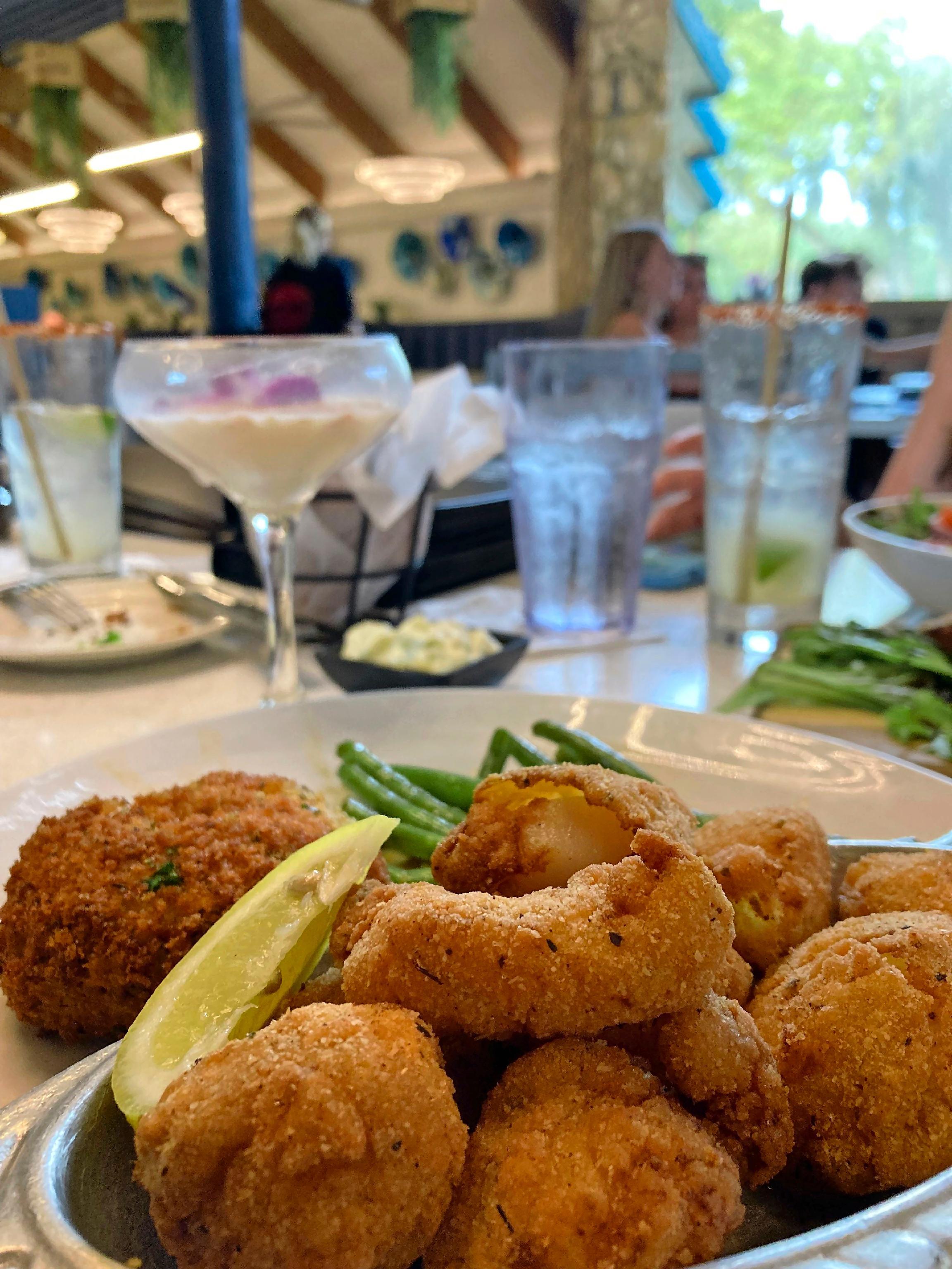 Drinnen servieren die Kellner Scallops (Kammmuscheln) oder Grouper (Barsch) - beides typisch für Florida.