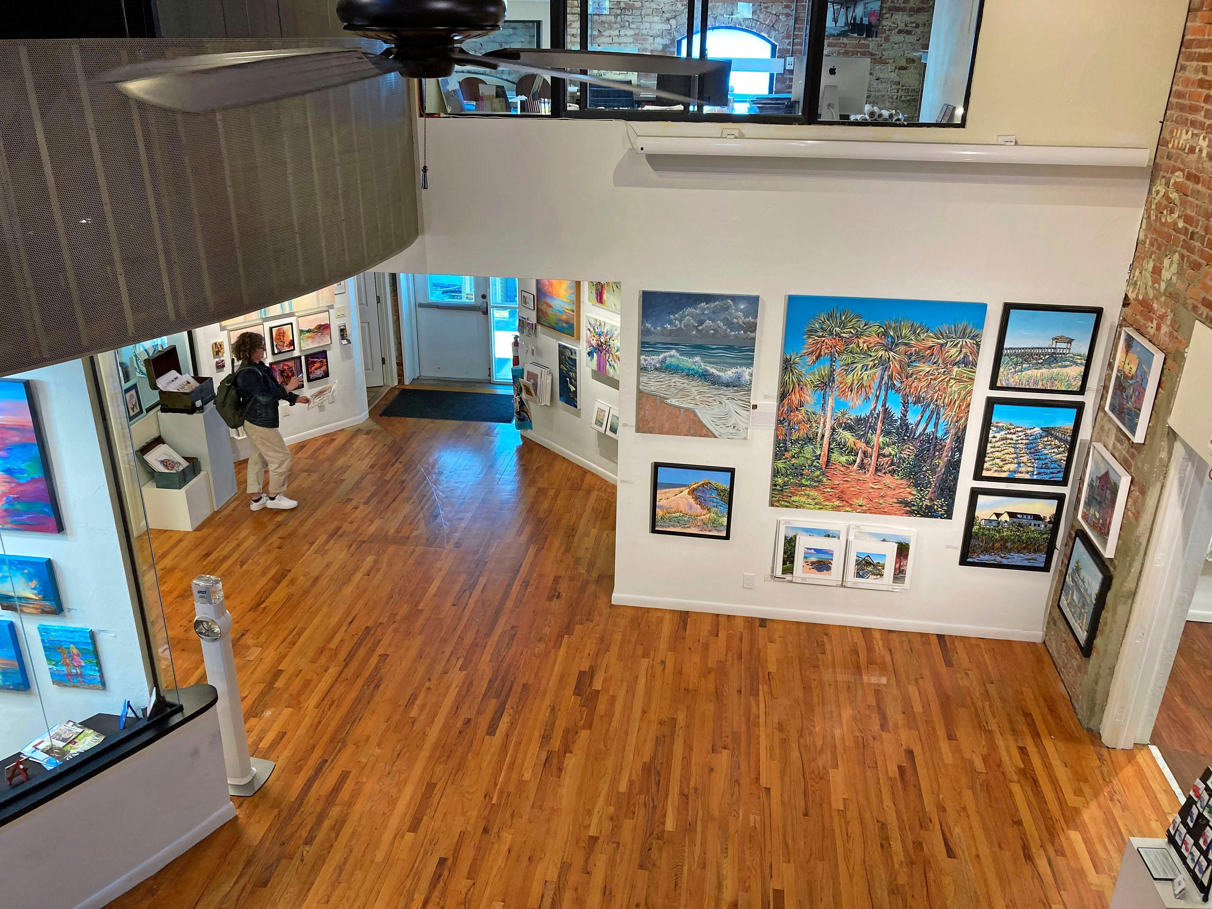 In der Canal Street sollten Kunstinteressierte unbedingt einen Abstecher in "The Hub on Canal" machen: In dem einstigen Kino stellen Künstlerinnen und Künstler aus der Region ihre Werke vor - und sind oft auch selbst vor Ort.