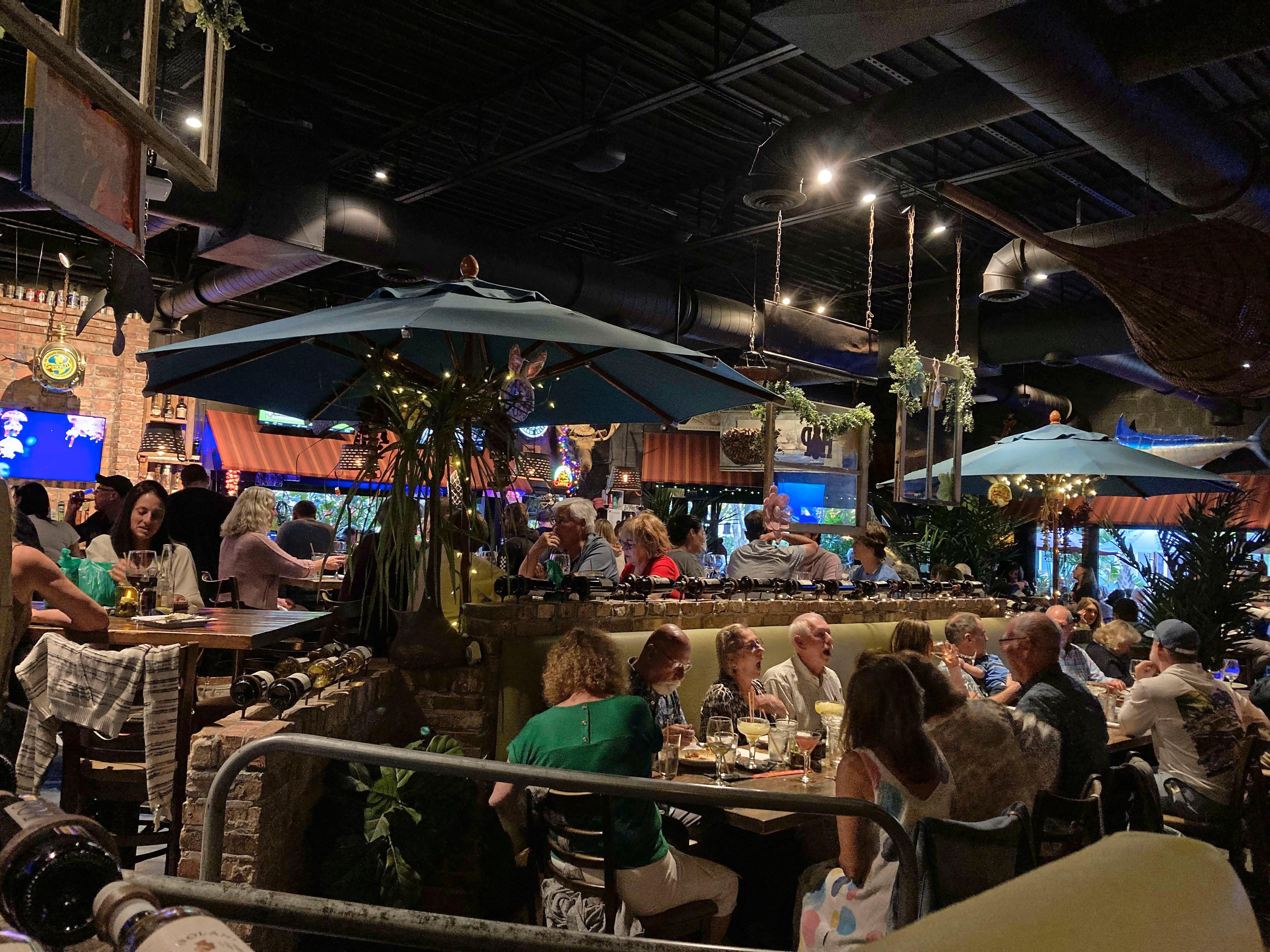 Der Tag in der Canal Street lässt sich gut mit einem Essen im CorkScrew abrunden: Hier gibt es typische Südstaaten-Küche - unbedingt probieren: Shrimp and Grits, also Garnelen in Maisgrütze.