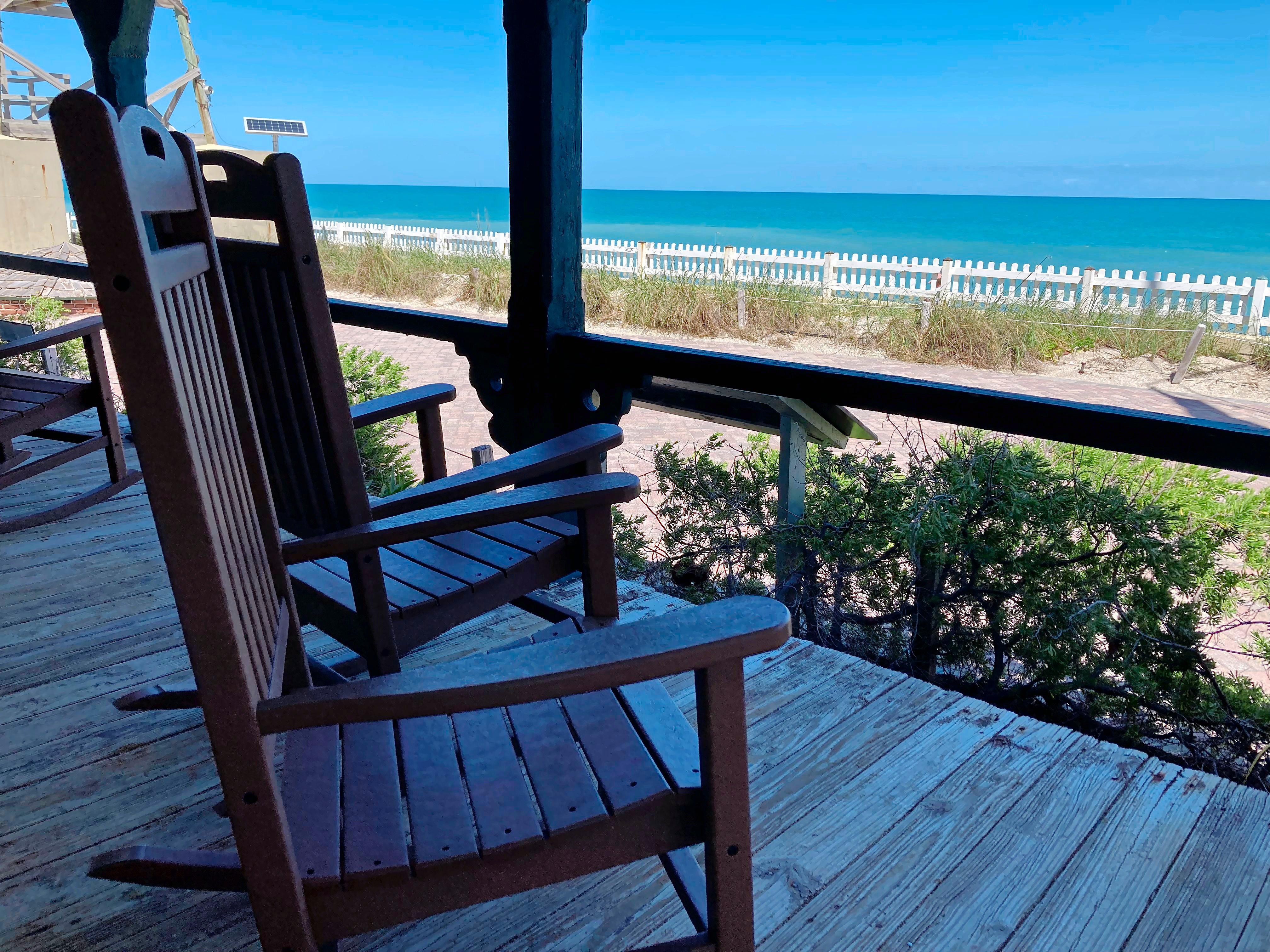 Weiter geht es auf unserem Trip: Gute zwei Stunden entfernt im Süden liegt das Martin County. Wo in New Smyrna Beach türkise Holzbungalows stehen, sind hier entlang der Straßen Strandvillen errichtet, manche davon Rückzugsorte von Stars wie Celine Dion.