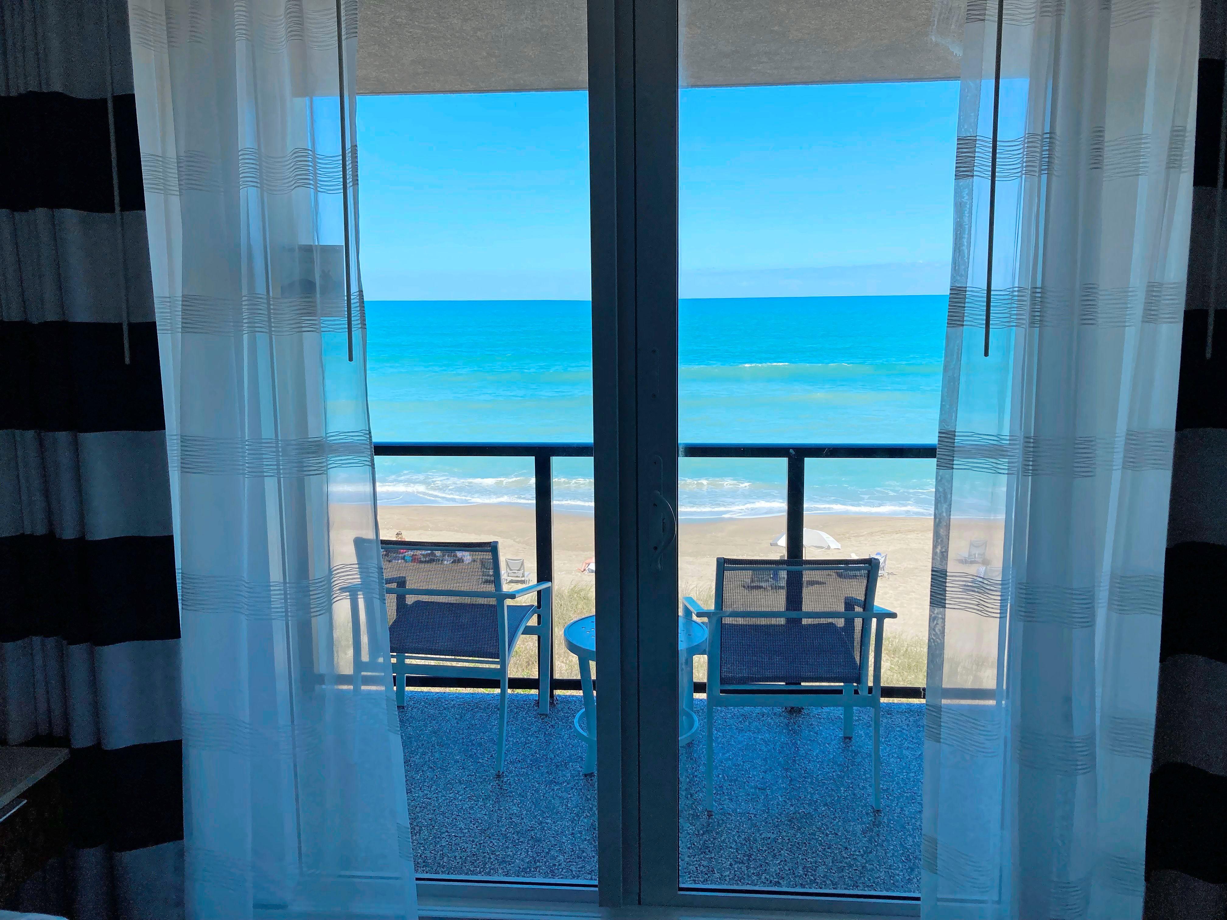 Ein Herz haben sie dort aber nicht nur für die Gäste. Wer ins Hotel eincheckt, wird gebeten, abends die Vorhänge zuzuziehen - Grund sind die Tausenden Meeresschildkröten, die unten am Strand brüten und die verstört werden könnten, wenn künstliches Licht die Dunkelheit durchbricht.