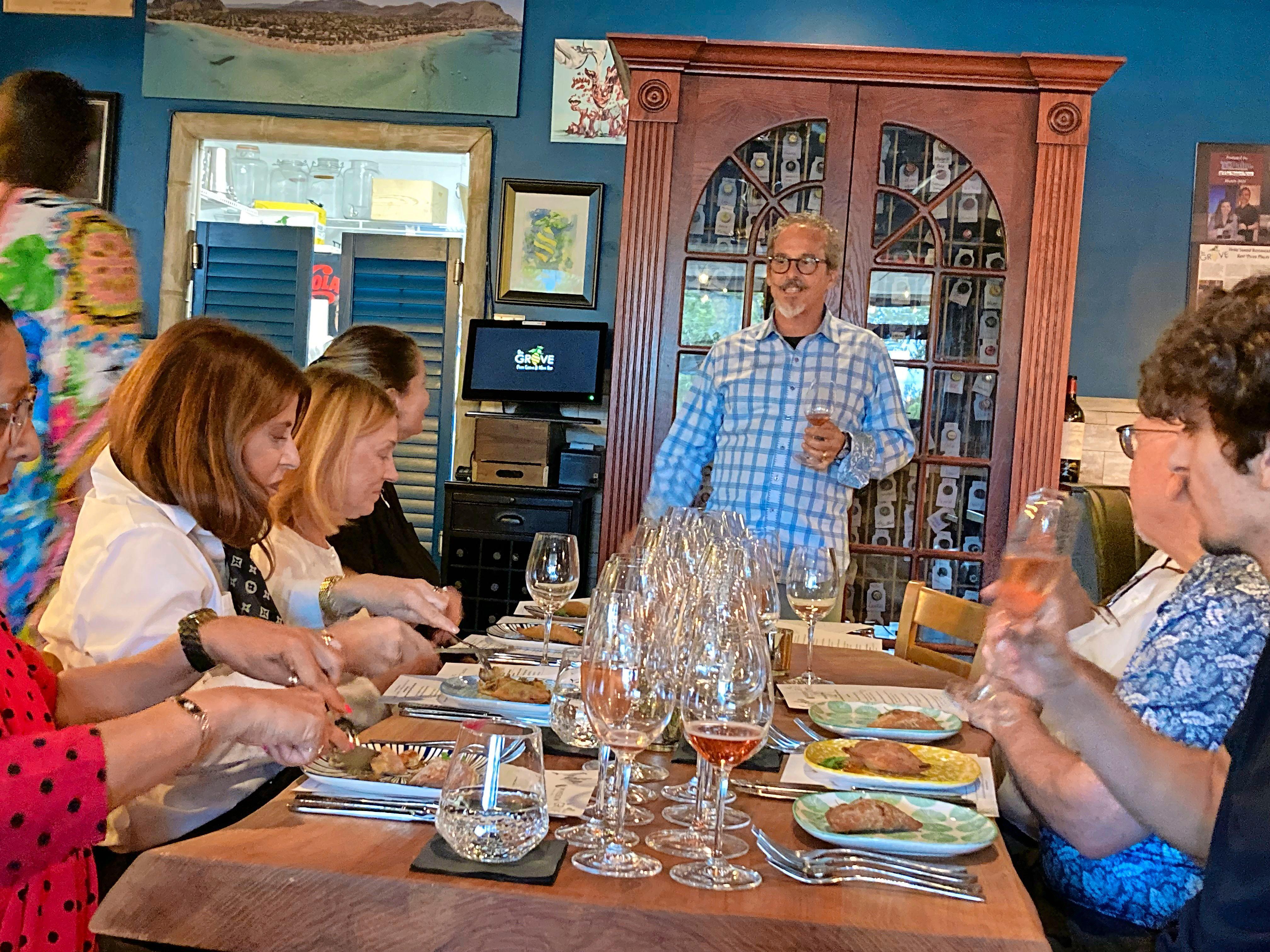 Für Wein-Liebhaber könnte sich ein Abstecher nach Hobe Sound lohnen - im The Grove bieten Jen und Luis Reyneri (Foto) Wein-Dinner an.