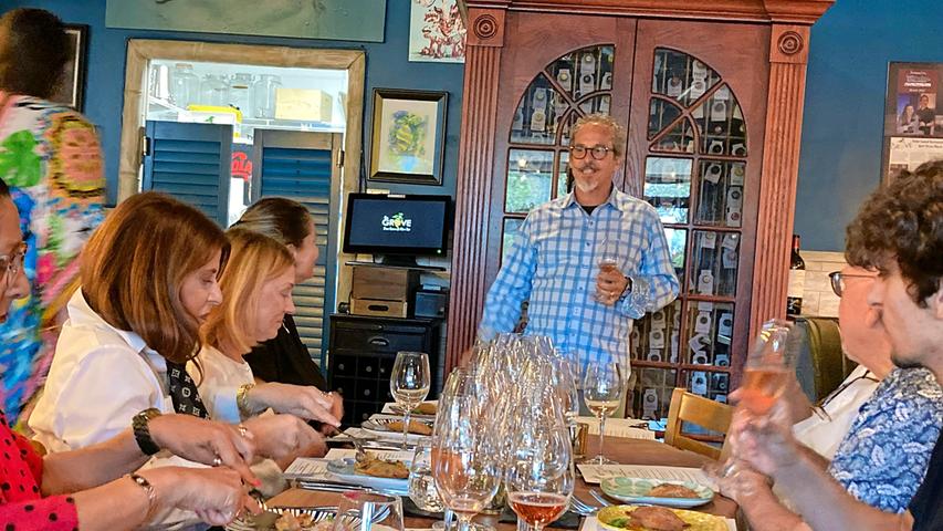 Für Wein-Liebhaber könnte sich ein Abstecher nach Hobe Sound lohnen - im The Grove bieten Jen und Luis Reyneri (Foto) Wein-Dinner an.