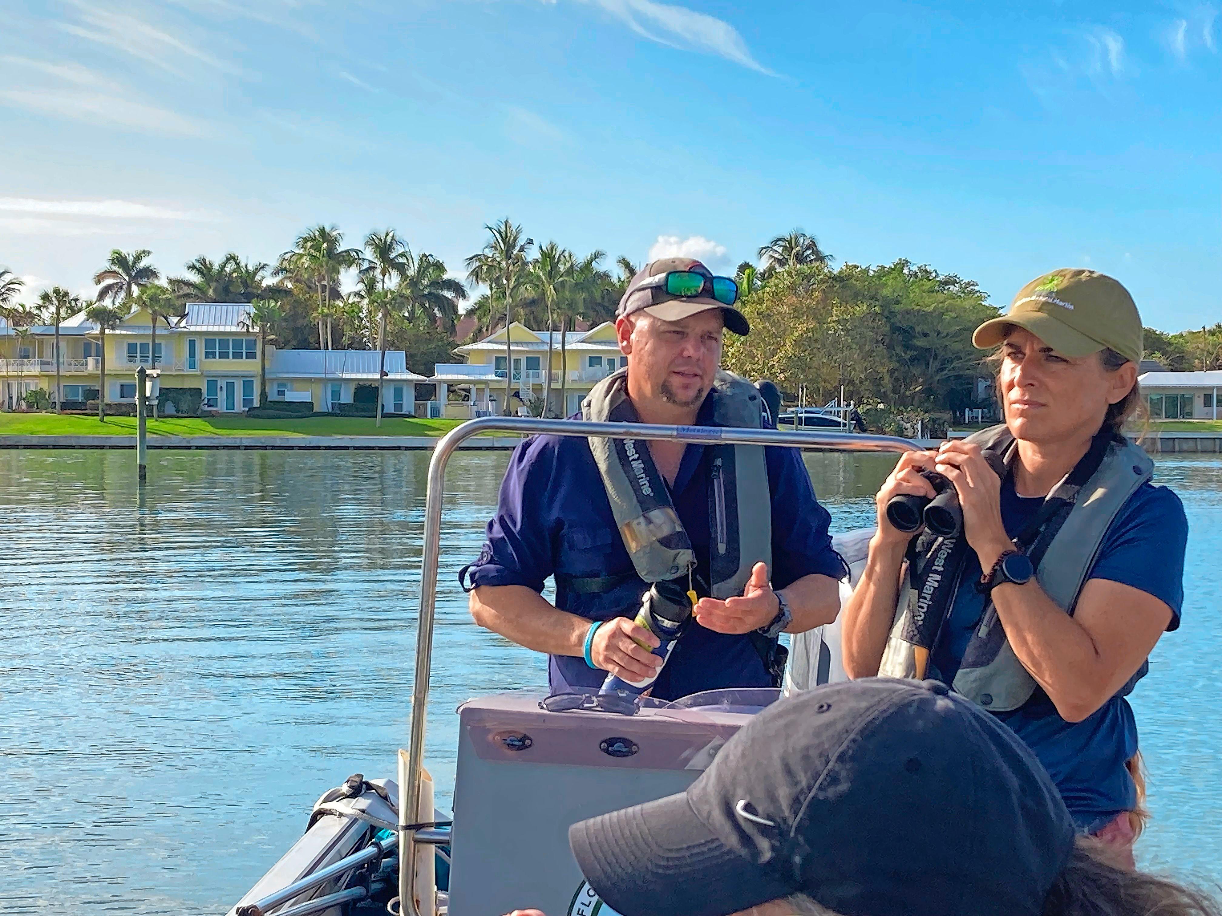 Martin County setzt vor allem auf nachhaltigen Tourismus: Die Touren durch die Indian River Lagoon wie hier mit Emily und Kirk erinnern an Szenen aus dem Bestseller "Der Gesang der Flusskrebse".