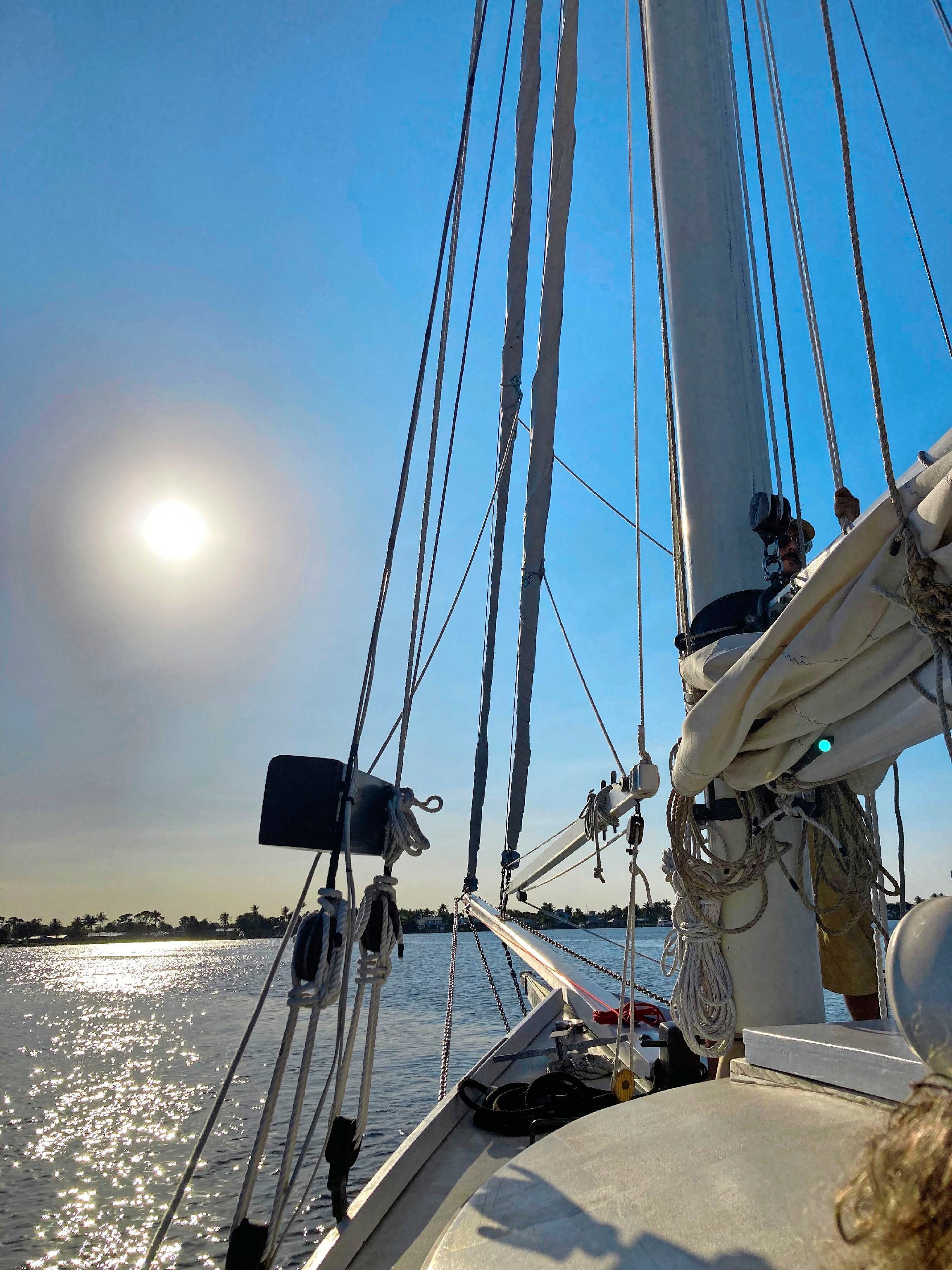 Eine Fahrt im Segelboot zum Sonnenuntergang - zum Beispiel von der Sunset Bay Marina in Stuart aus mit dem Anbieter Treasure Coast Sailing Adventures - mag wie ein Klischee klingen. Wunderschön ist es trotzdem. Und ein passender Abschied von Florida.