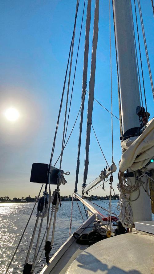 Eine Fahrt im Segelboot zum Sonnenuntergang - zum Beispiel von der Sunset Bay Marina in Stuart aus mit dem Anbieter Treasure Coast Sailing Adventures - mag wie ein Klischee klingen. Wunderschön ist es trotzdem. Und ein passender Abschied von Florida.