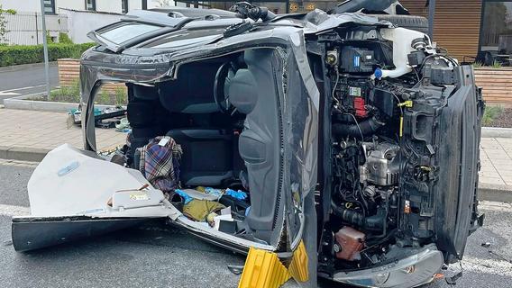Schwerer Unfall in Forchheim: Fahrer in Auto eingeklemmt - Was bisher bekannt ist