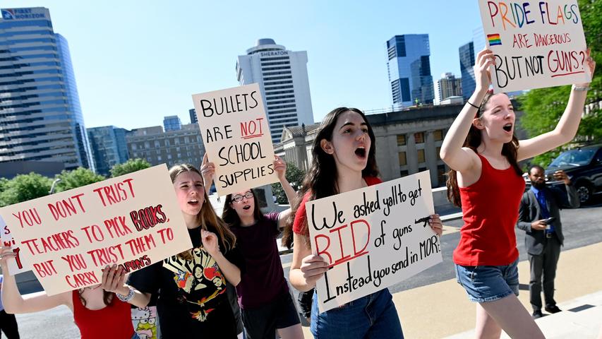 High-School-Schülerinnen protestieren auf den Stufen zum State Capitol gegen einen Gesetzesentwurf, der es Lehrern und Angestellten erlauben würde, verdeckte Handfeuerwaffen in Schulen zu tragen. 