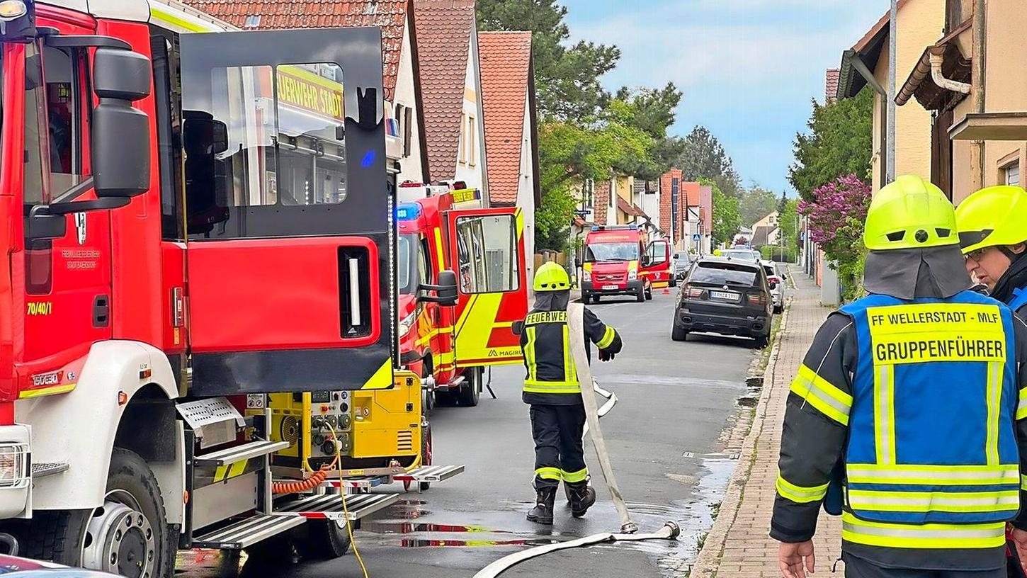 Grausiger Fund: Nach einem Wohnungsbrand in Baiersdorf barg die Feuerwehr einen toten Mann.