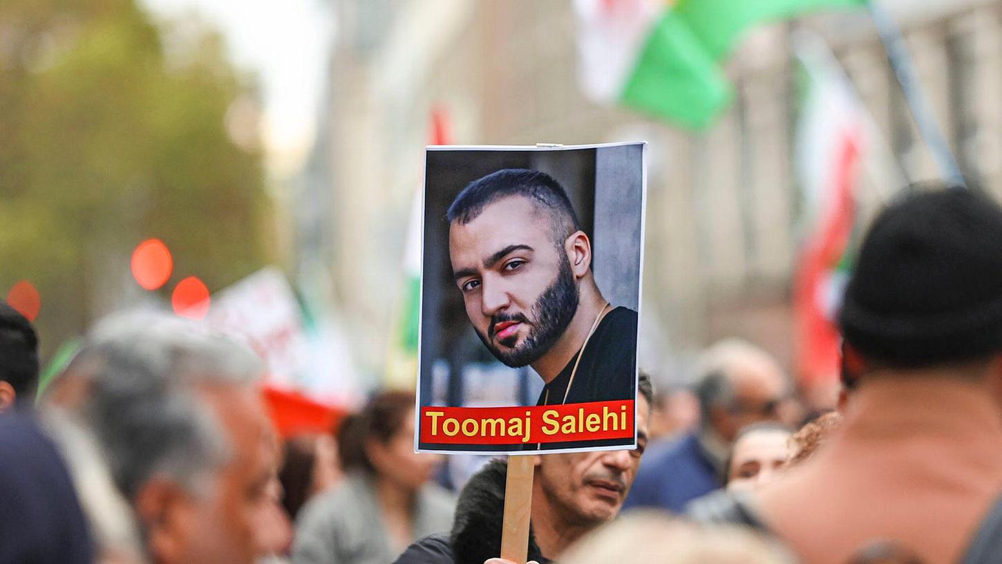 Das Bild entstand im November 2022 in Köln: Damals war Rapper Toomaj Salehi bereits inhaftiert, nachdem er an den Massenprotesten gegen das iranische Regime teilgenommen hatte. Jetzt sieht er der Todesstrafe entgegen.
