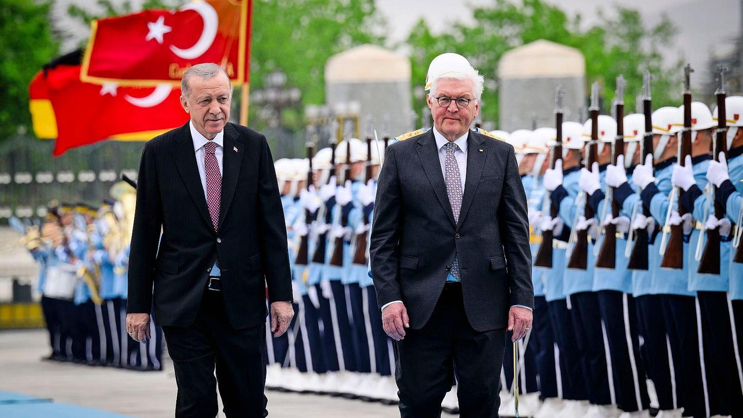 Bundespräsident Frank-Walter Steinmeier wird von Recep Tayyip Erdogan, Präsident der Türkei, am Präsidialpalast mit militärischen Ehren begrüßt.