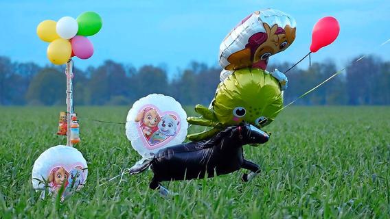 Sechsjähriger wird vermisst - Suchmannschaften hängen Ballons und Süßigkeiten im Wald auf