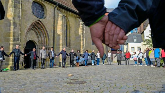 Eine Menschenkette für Menschenrechte: Forchheimer versammeln sich bei der Kirche St. Martin