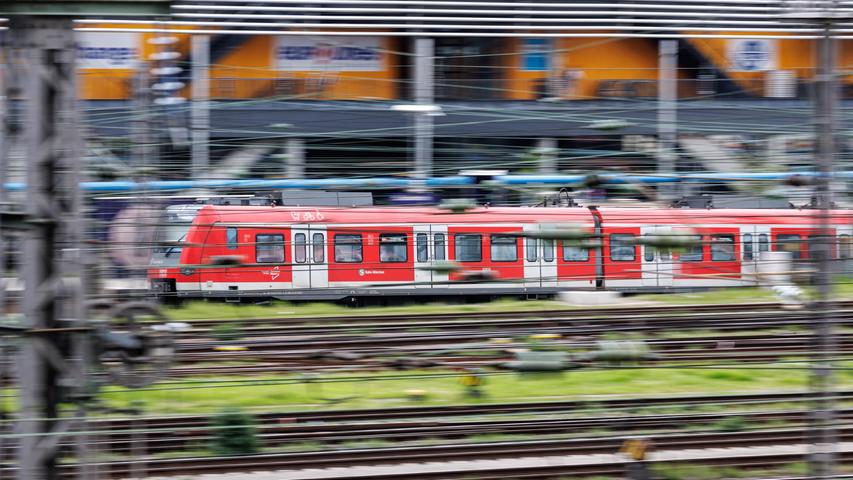 Er hielt sich an Scheibenwischer fest: 19-Jähriger fährt auf S-Bahn-Kupplung mit
