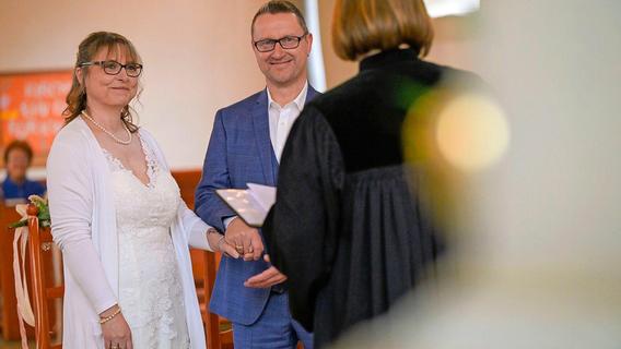 Heiraten im Halbstundentakt: Paare ließen sich am 24.04.2024 in Gräfenberg trauen - ohne Anmeldung