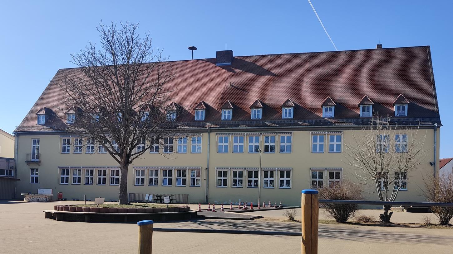 Schreck am Donnerstagmorgen: An der Grundschule in Pleinfeld ging der Feueralarm los. Die Schülerinnen und Schüler wurden in die Schulturnhalle gebracht.