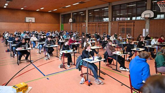 88 Schülerinnen und Schüler sitzen in Hersbruck in den Abiturprüfungen