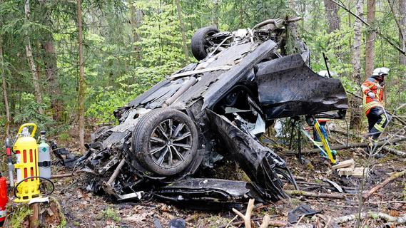Auto schlägt Schneise in den Wald - Fahrer stirbt bei Heroldsberg