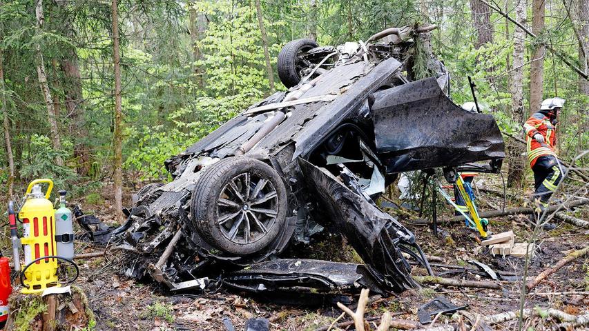 Fahrer stirbt nach Verkehrsunfall im Landkreis Erlangen-Höchstadt - Auto schlägt Schneise in Wald
