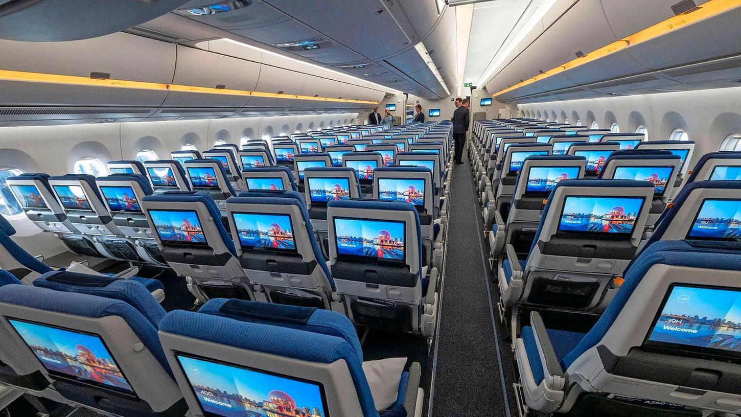 Sitze der Economy Class mit Bildschirmen während der Vorstellung von Lufthansa "Allegris" in einem Airbus A350-900. Mit dem Kunstbegriff "Allegris" ist ein neues Kabinenkonzept gemeint, das eine neue Bestuhlung für alle vier Reiseklassen der Langstreckenflugzeuge bedeutet soll.