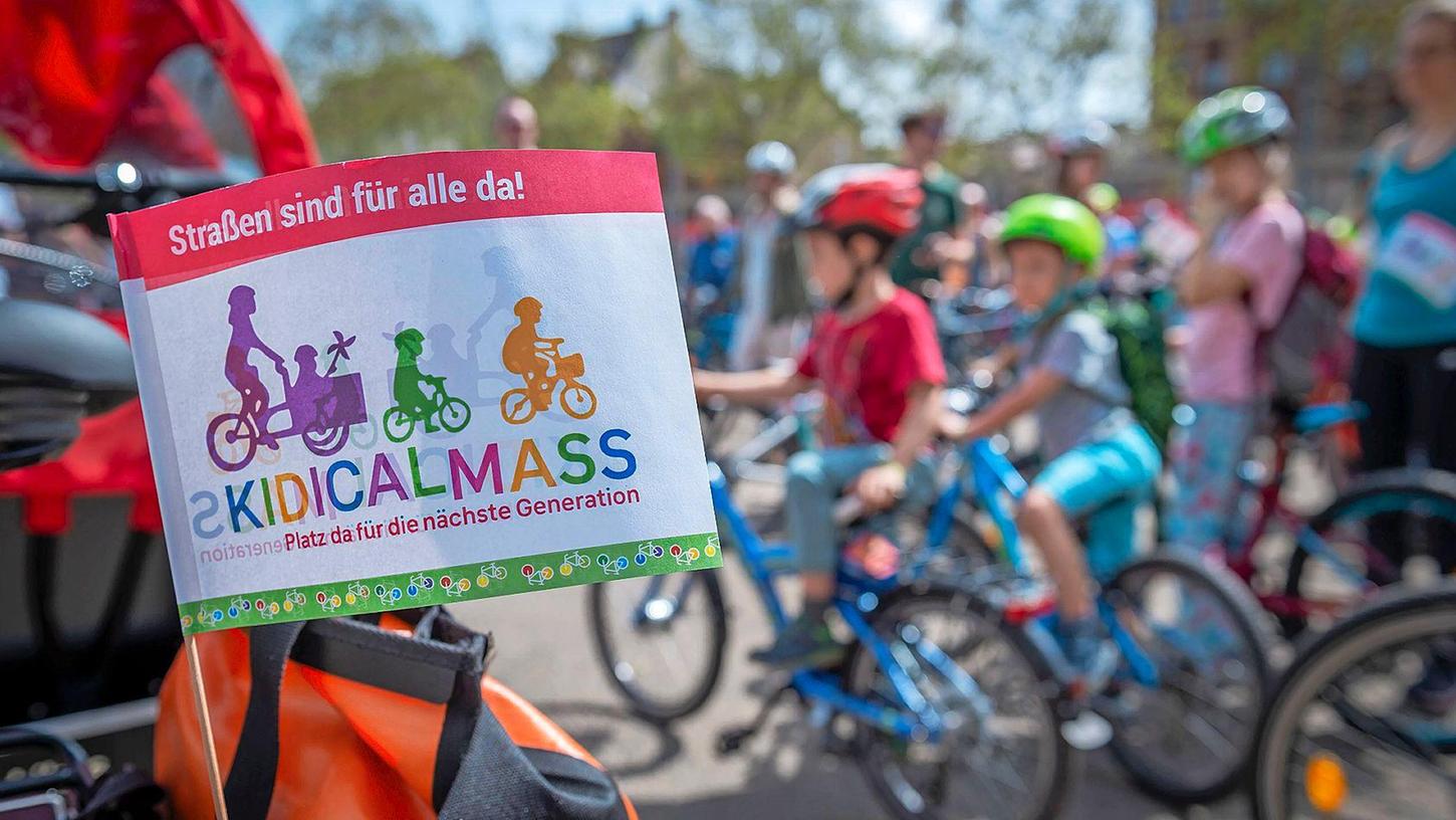 Schwerpunkt der Kidical Mass-Demonstrationen im Frühjahr 2024 ist das Thema Sicherheit auf Schulwegen (Symbolbild). Schwerpunkt der Kidical Mass-Demonstrationen im Frühjahr 2024 ist das Thema Sicherheit auf Schulwegen (Symbolbild).