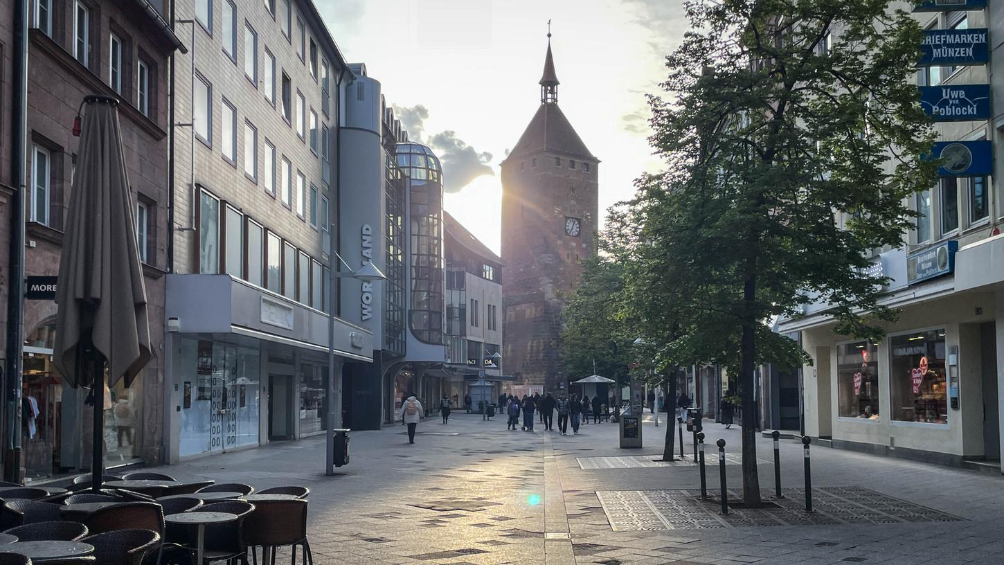 Sonnenuntergang am Abend des 25. April 2024 in der Breiten Gasse mit Blick auf den Weißen Turm.