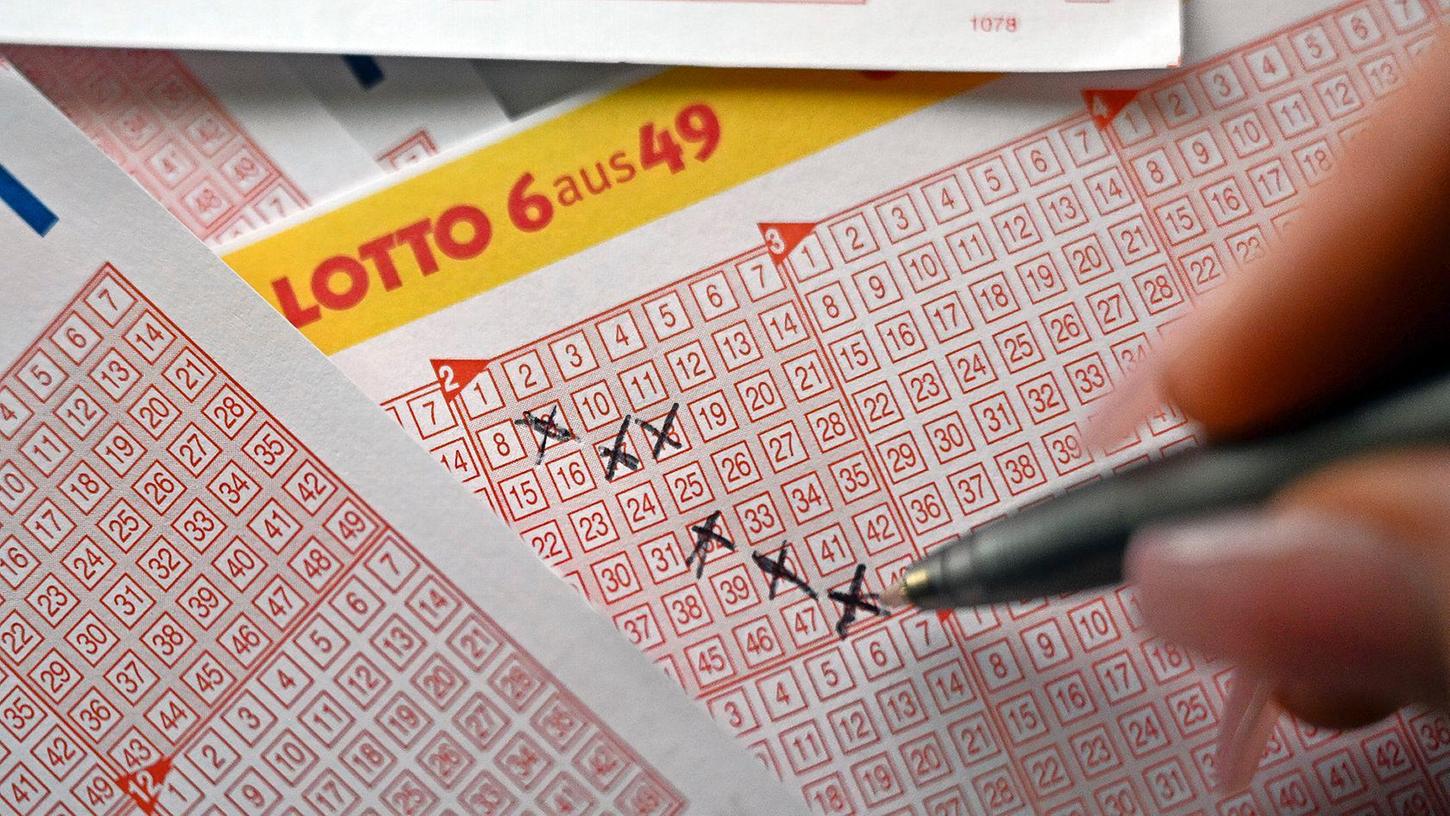 Eine Spielerin füllt einen Lottoschein aus. (Symbolbild)