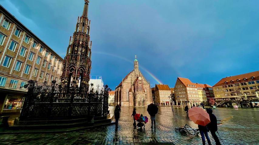 Regenbogen hinter der Frauenkirche am Hauptmarkt von Leserfotograf Martin Bauer.