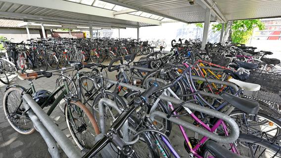 Blockieren zu viele herrenlose Fahrräder die Stellplätze am Forchheimer Bahnhof? Das sagt die Stadt