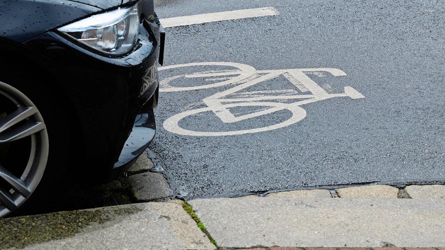 Wegen eines Autofahrers musste ein 12-jähriger Fahrradfahrer vollbremsen - und stürzte. (Symbolbild)