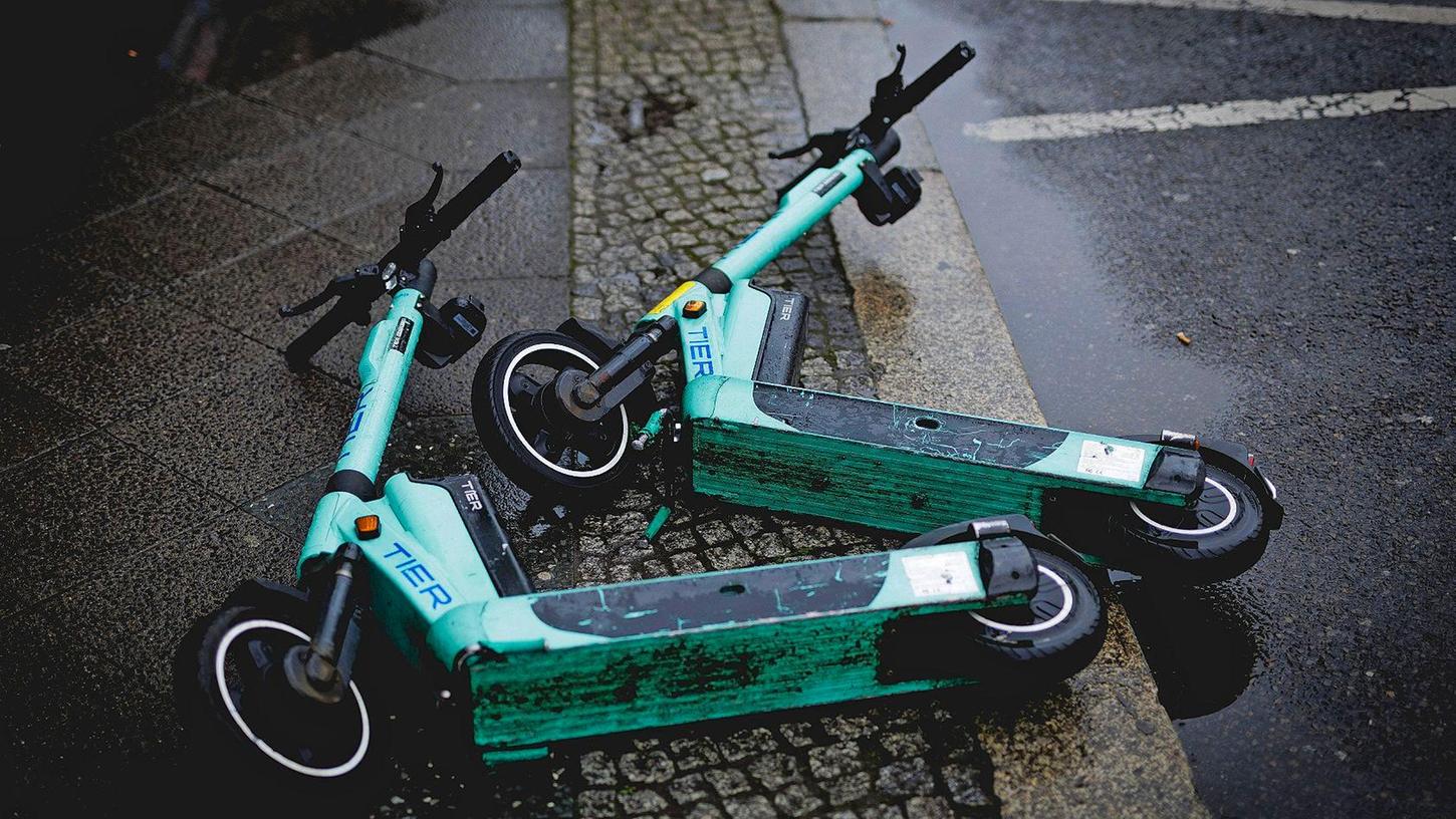 Achtlos liegen gelassene E-Scooter sind in vielen deutschen Städten ein Ärgernis - auch in Nürnberg.