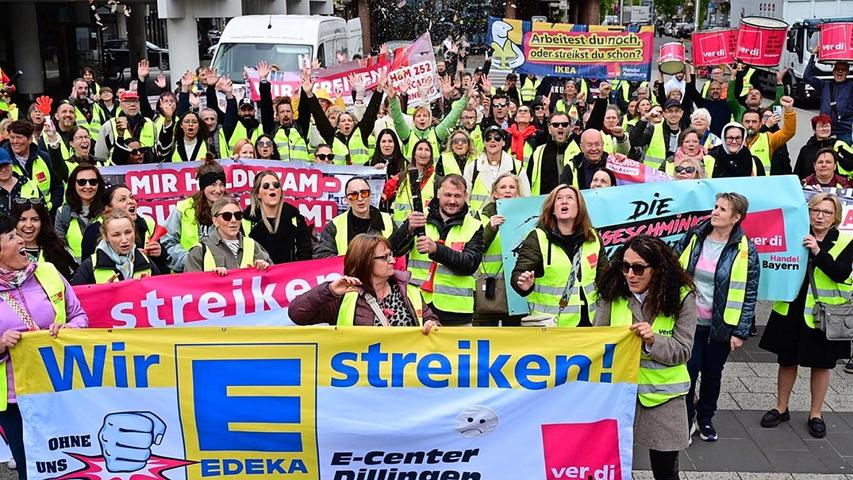 Unter anderem Beschäftigte von Edeka kamen zum Streik am Kornmarkt in Nürnberg.