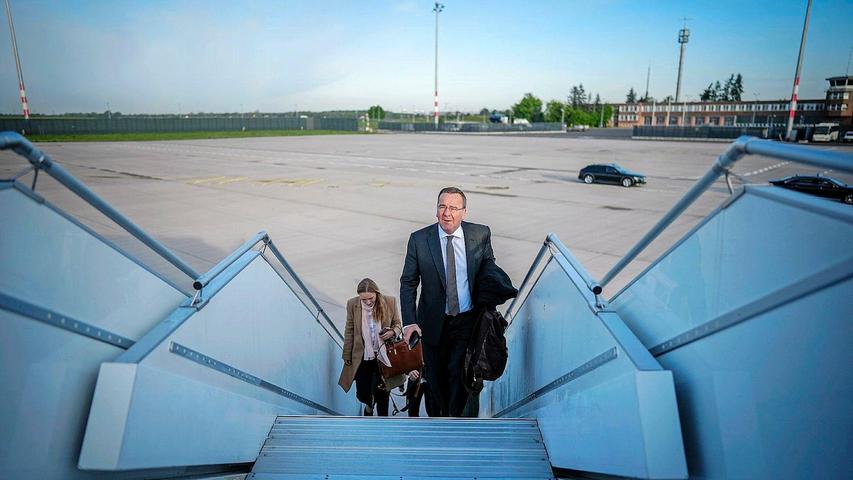 Bundesverteidigungsminister Boris Pistorius auf dem Weg nach Paris.